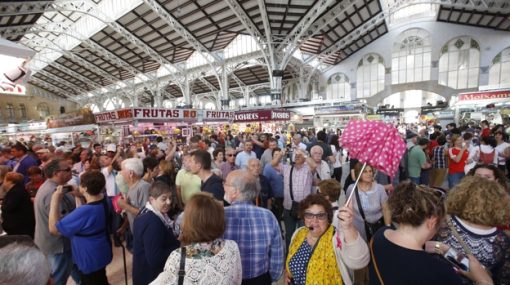 Pie foto: Una guía conduce a un grupo de turistas entre el gentío, este sábado en el Mercado Central. :: j. j. monzó
--> PROVA009VAL1804FOTO88.jpg
20170418
CAPTION IPTC: Turistas en Valencia. Foto de Juan J. Monzó
SOURCE: VALENCIA
CATEGORY: PROPIAS
KEYWORDS: VALENCIA
NomFichero: PROVA009VAL1804FOTO88.jpg